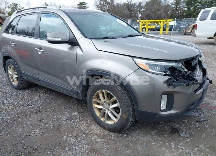 2015 Kia Sorento LX (VIN 5XYKTCA67FG655165) main photo