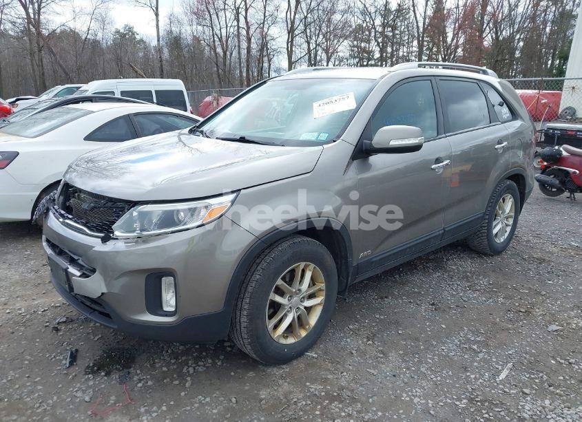 Photo 2 of 2015 Kia Sorento LX (VIN 5XYKTCA67FG655165)