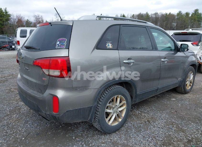 Photo 4 of 2015 Kia Sorento LX (VIN 5XYKTCA67FG655165)