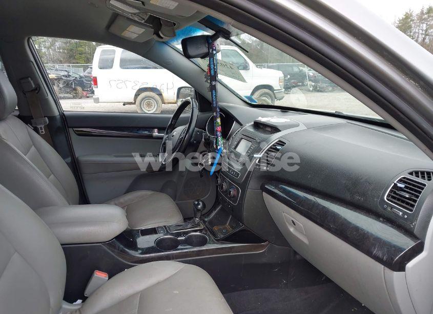 Photo 5 of 2015 Kia Sorento LX (VIN 5XYKTCA67FG655165)