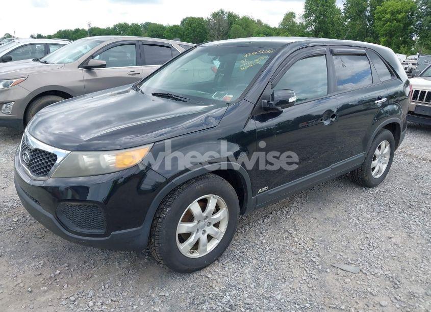 Photo 2 of 2012 Kia Sorento LX (VIN 5XYKTCA68CG206699)