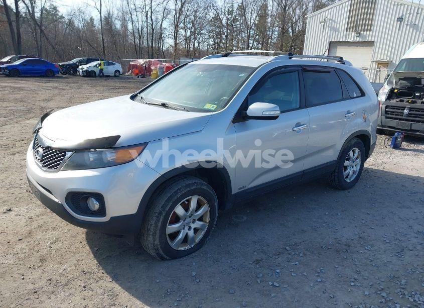Photo 2 of 2012 Kia Sorento LX (VIN 5XYKTCA68CG210509)