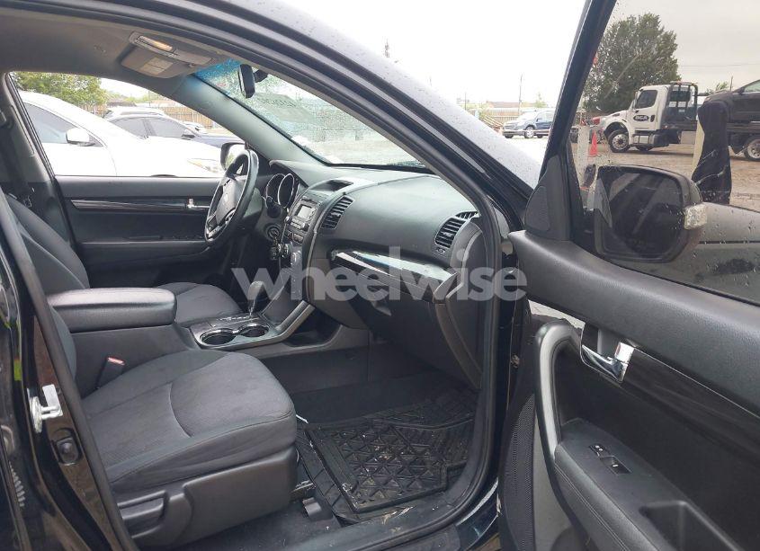 Photo 5 of 2012 Kia Sorento LX (VIN 5XYKTCA68CG224992)