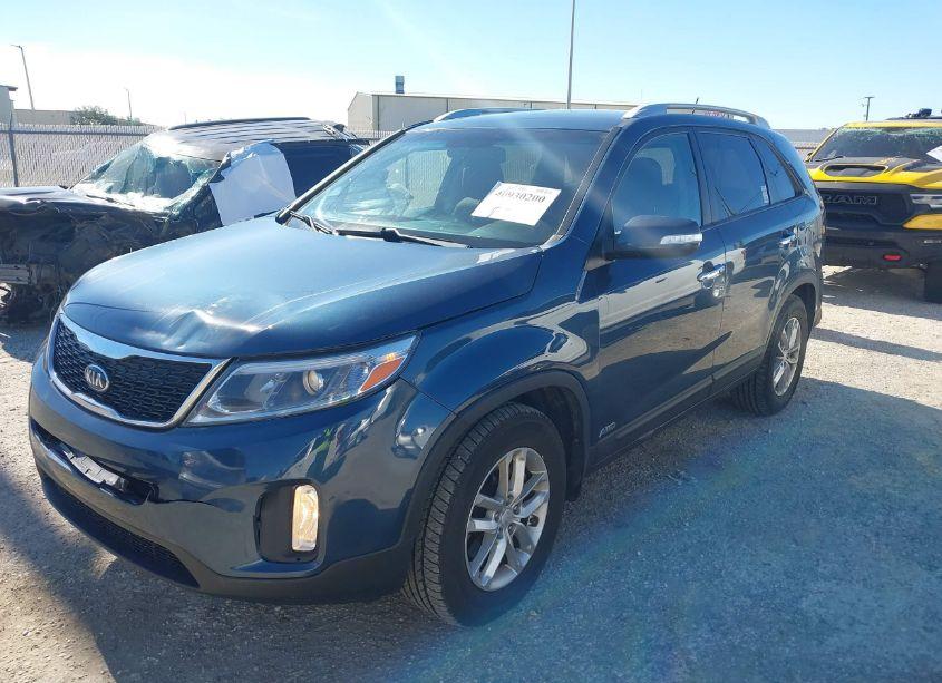 Photo 2 of 2014 Kia Sorento LX (VIN 5XYKTCA68EG455152)