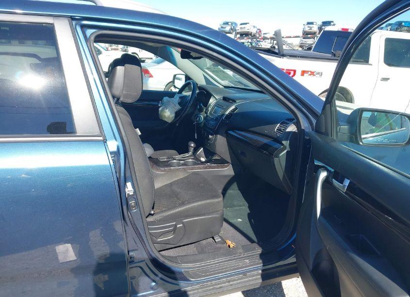 Photo 5 of 2014 Kia Sorento LX (VIN 5XYKTCA68EG455152)