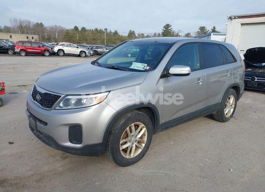 Photo 2 of 2014 Kia Sorento LX (VIN 5XYKTCA68EG501000)