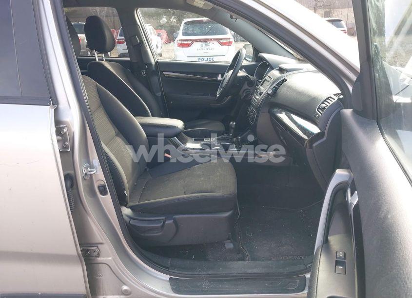 Photo 5 of 2014 Kia Sorento LX (VIN 5XYKTCA68EG501000)