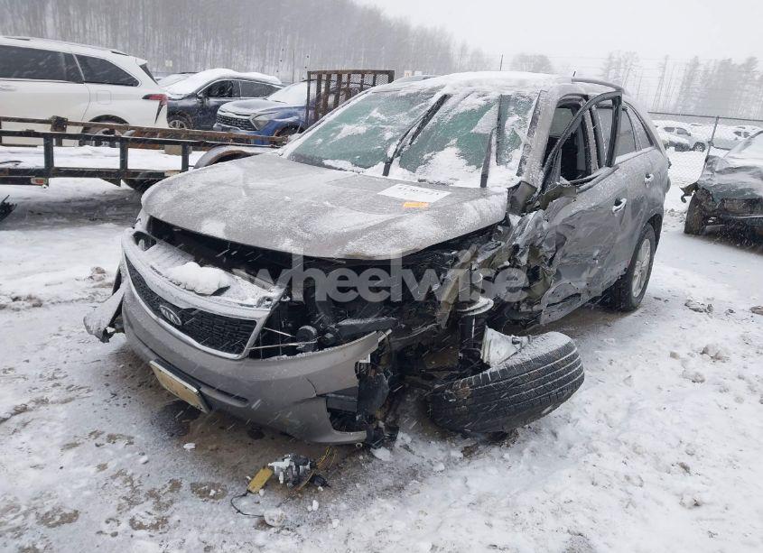 Photo 2 of 2014 Kia Sorento LX (VIN 5XYKTCA68EG521831)