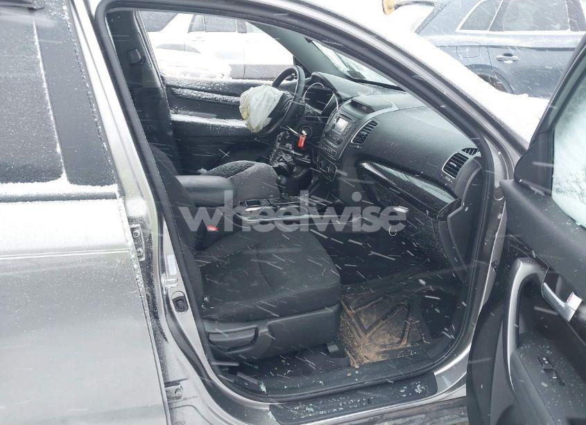 Photo 5 of 2014 Kia Sorento LX (VIN 5XYKTCA68EG521831)