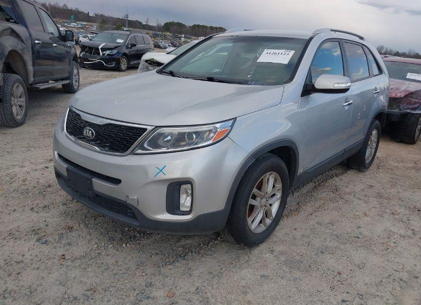 Photo 2 of 2014 Kia Sorento LX (VIN 5XYKTCA68EG523806)