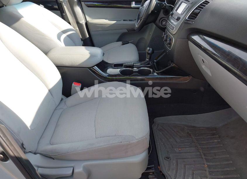 Photo 5 of 2014 Kia Sorento LX (VIN 5XYKTCA68EG531176)