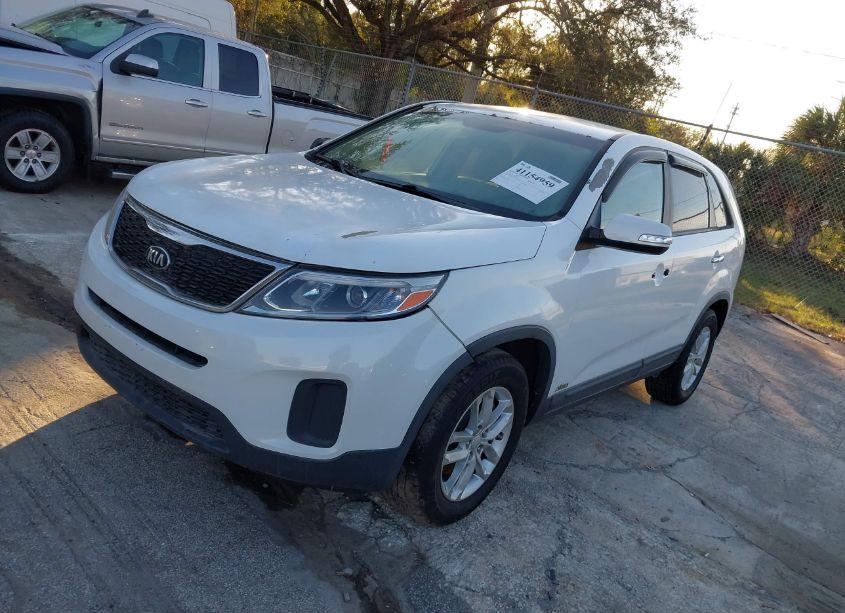 Photo 2 of 2014 Kia Sorento LX (VIN 5XYKTCA68EG532022)