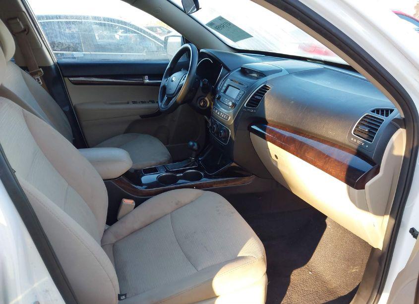 Photo 5 of 2014 Kia Sorento LX (VIN 5XYKTCA68EG532022)