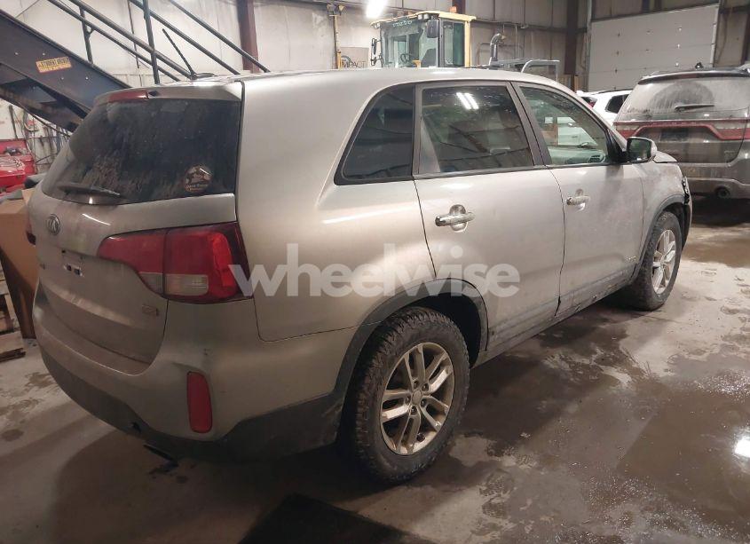 Photo 4 of 2015 Kia Sorento LX (VIN 5XYKTCA68FG562137)