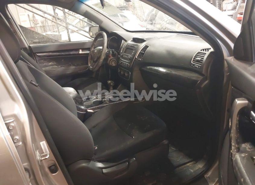 Photo 5 of 2015 Kia Sorento LX (VIN 5XYKTCA68FG562137)