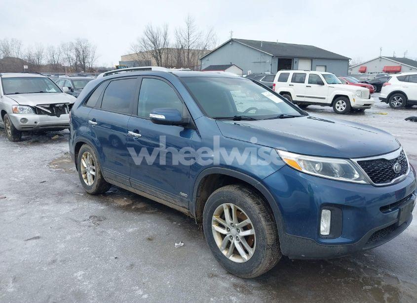 2015 Kia Sorento LX (VIN 5XYKTCA68FG596398) main photo