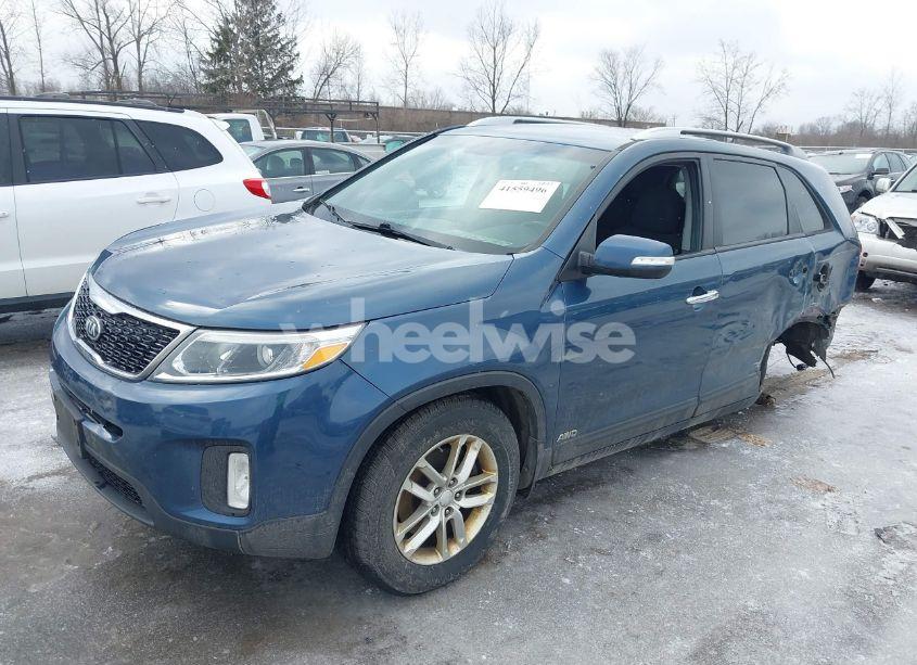 Photo 2 of 2015 Kia Sorento LX (VIN 5XYKTCA68FG596398)