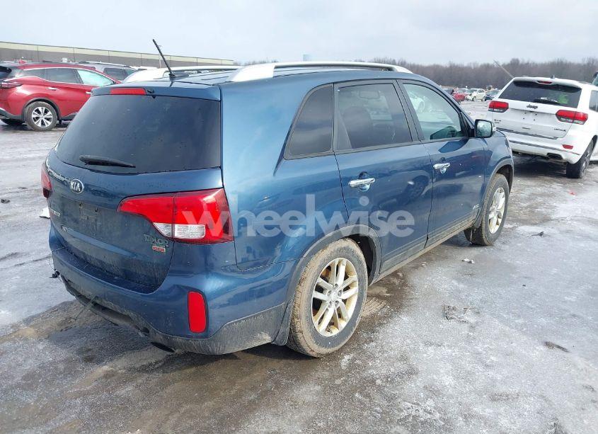 Photo 4 of 2015 Kia Sorento LX (VIN 5XYKTCA68FG596398)