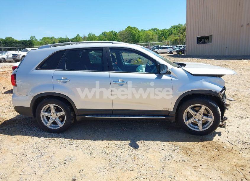 Photo 13 of 2015 Kia Sorento LX (VIN 5XYKTCA68FG641582)