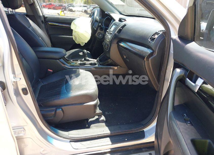 Photo 5 of 2015 Kia Sorento LX (VIN 5XYKTCA68FG641582)