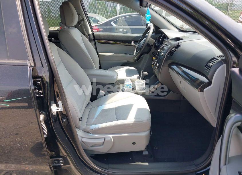 Photo 5 of 2012 Kia Sorento LX (VIN 5XYKTCA69CG214519)