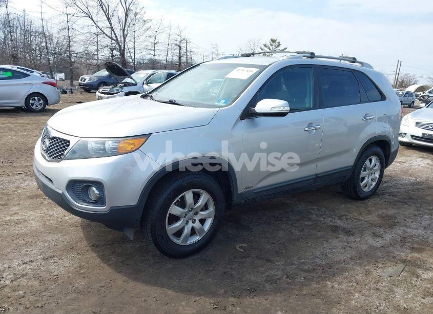 Photo 2 of 2012 Kia Sorento LX (VIN 5XYKTCA69CG271965)