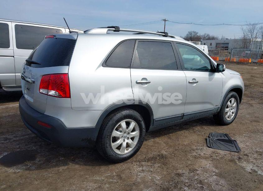 Photo 4 of 2012 Kia Sorento LX (VIN 5XYKTCA69CG271965)
