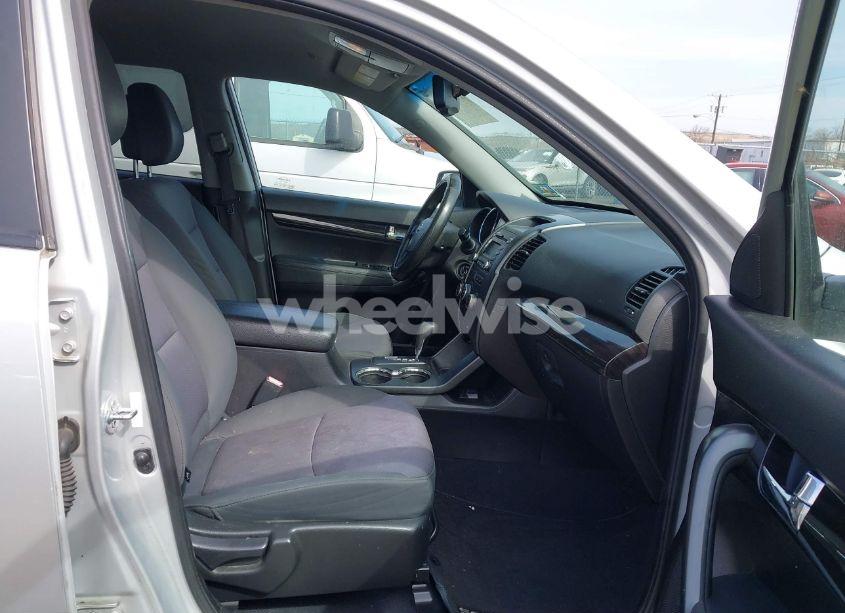 Photo 5 of 2012 Kia Sorento LX (VIN 5XYKTCA69CG271965)
