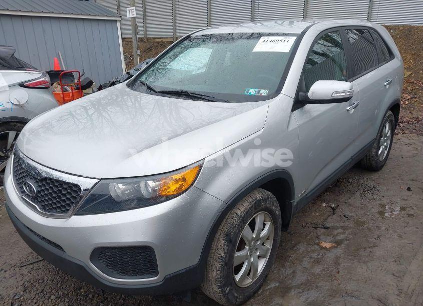 Photo 2 of 2012 Kia Sorento LX (VIN 5XYKTCA69CG289625)