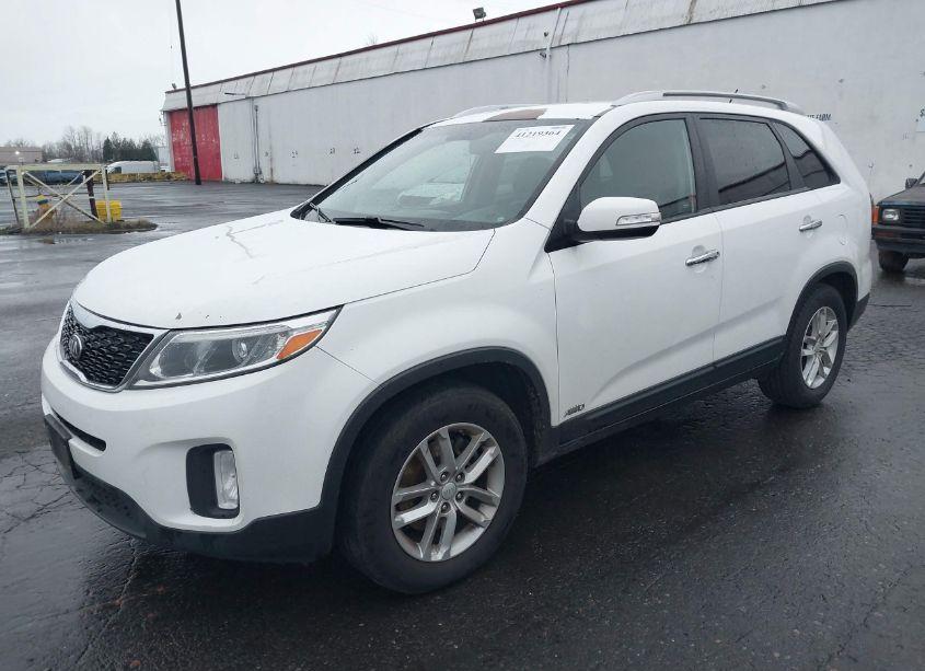 Photo 2 of 2014 Kia Sorento LX (VIN 5XYKTCA69EG438800)