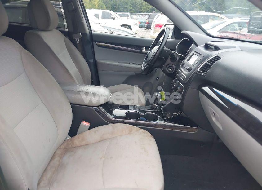 Photo 5 of 2014 Kia Sorento LX (VIN 5XYKTCA69EG446573)