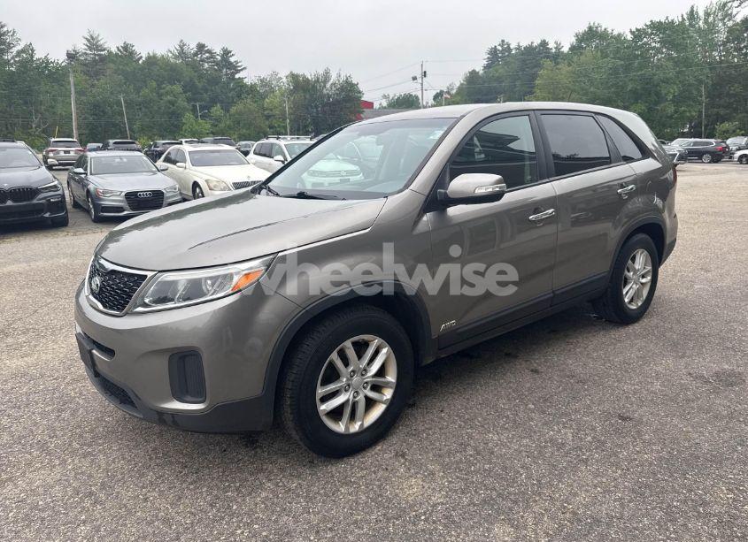 Photo 2 of 2014 Kia Sorento LX (VIN 5XYKTCA69EG542686)