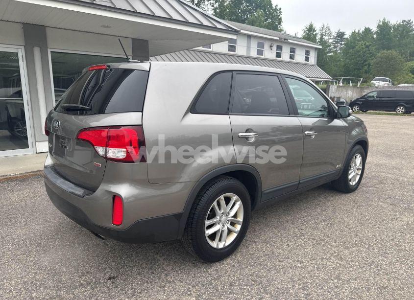 Photo 4 of 2014 Kia Sorento LX (VIN 5XYKTCA69EG542686)