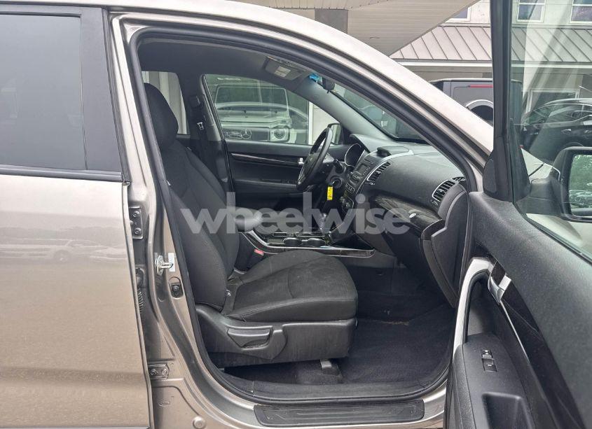 Photo 5 of 2014 Kia Sorento LX (VIN 5XYKTCA69EG542686)