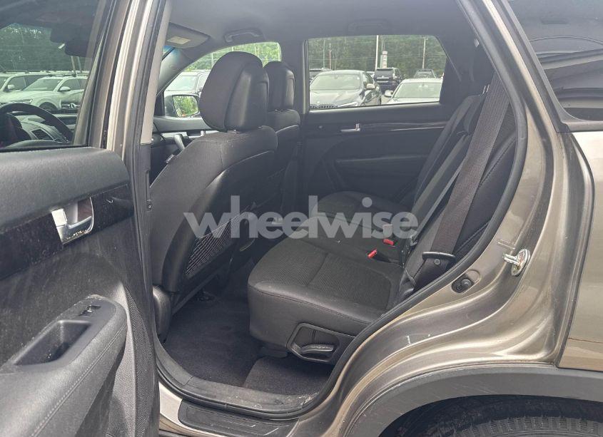 Photo 8 of 2014 Kia Sorento LX (VIN 5XYKTCA69EG542686)