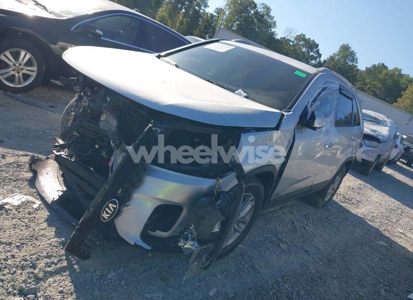 Photo 2 of 2015 Kia Sorento LX (VIN 5XYKTCA69FG585183)
