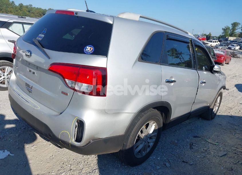 Photo 4 of 2015 Kia Sorento LX (VIN 5XYKTCA69FG585183)