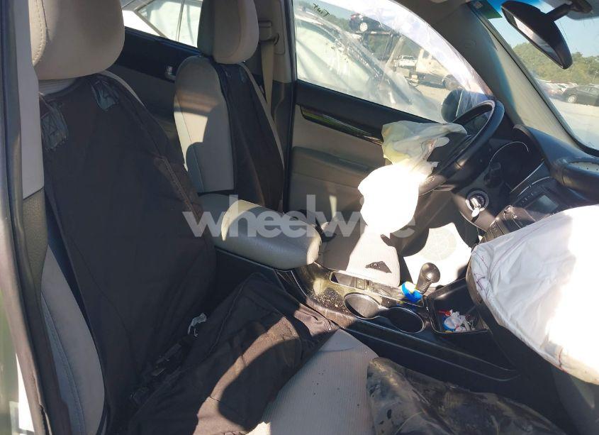 Photo 5 of 2015 Kia Sorento LX (VIN 5XYKTCA69FG585183)