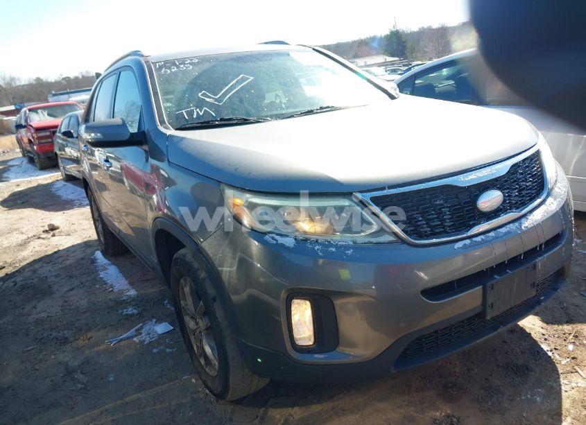 2015 Kia Sorento LX (VIN 5XYKTCA69FG611586) main photo