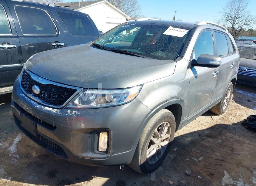 Photo 2 of 2015 Kia Sorento LX (VIN 5XYKTCA69FG611586)