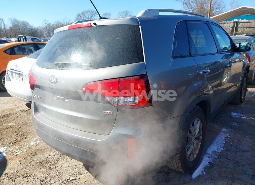 Photo 4 of 2015 Kia Sorento LX (VIN 5XYKTCA69FG611586)