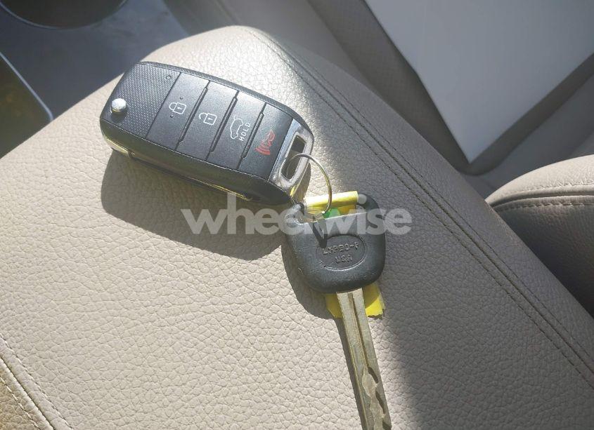 Photo 11 of 2015 Kia Sorento LX (VIN 5XYKTCA69FG640327)