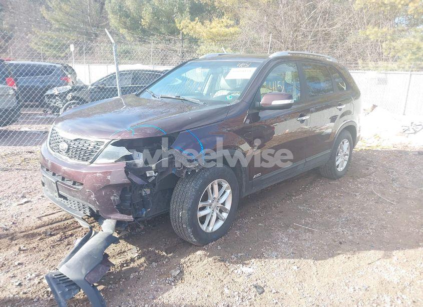 Photo 2 of 2015 Kia Sorento LX (VIN 5XYKTCA69FG640327)