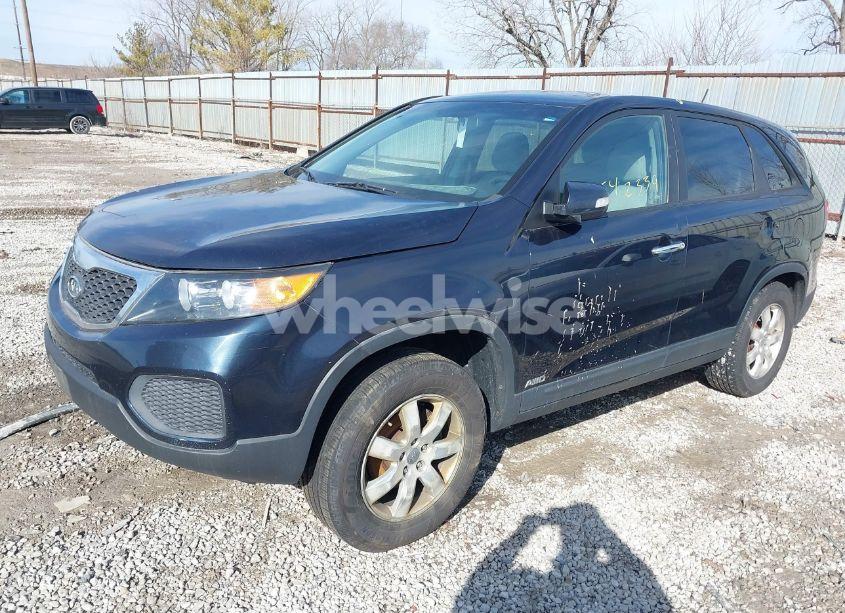 Photo 2 of 2012 Kia Sorento LX (VIN 5XYKTCA6XCG275958)