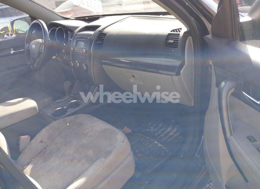 Photo 5 of 2012 Kia Sorento LX (VIN 5XYKTCA6XCG275958)