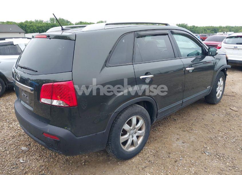 Photo 4 of 2013 Kia Sorento LX (VIN 5XYKTCA6XDG332628)