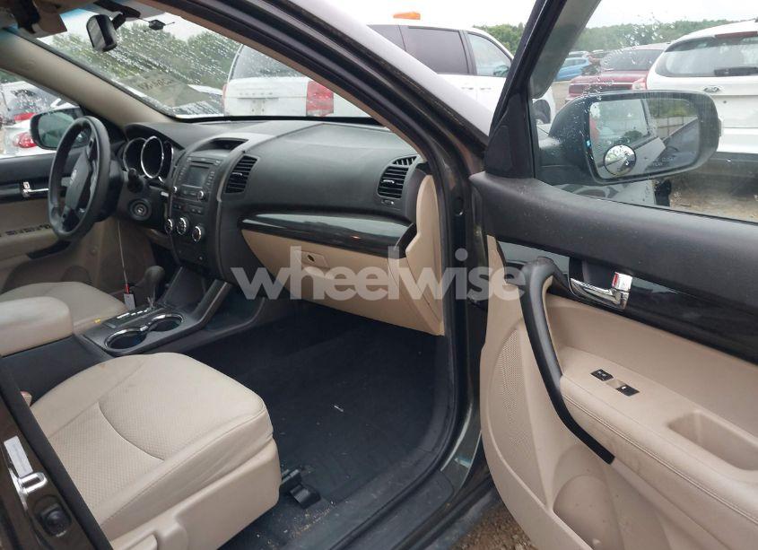 Photo 5 of 2013 Kia Sorento LX (VIN 5XYKTCA6XDG332628)