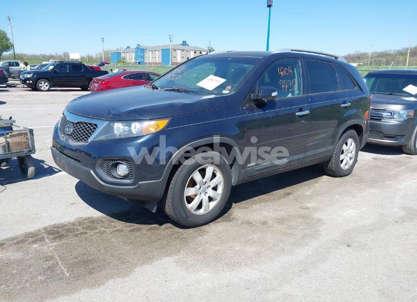 Photo 2 of 2013 Kia Sorento LX (VIN 5XYKTCA6XDG345234)