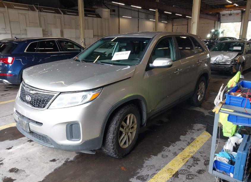 Photo 2 of 2014 Kia Sorento LX (VIN 5XYKTCA6XEG543734)