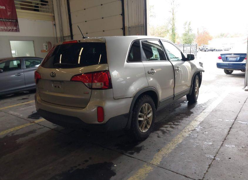 Photo 4 of 2014 Kia Sorento LX (VIN 5XYKTCA6XEG543734)